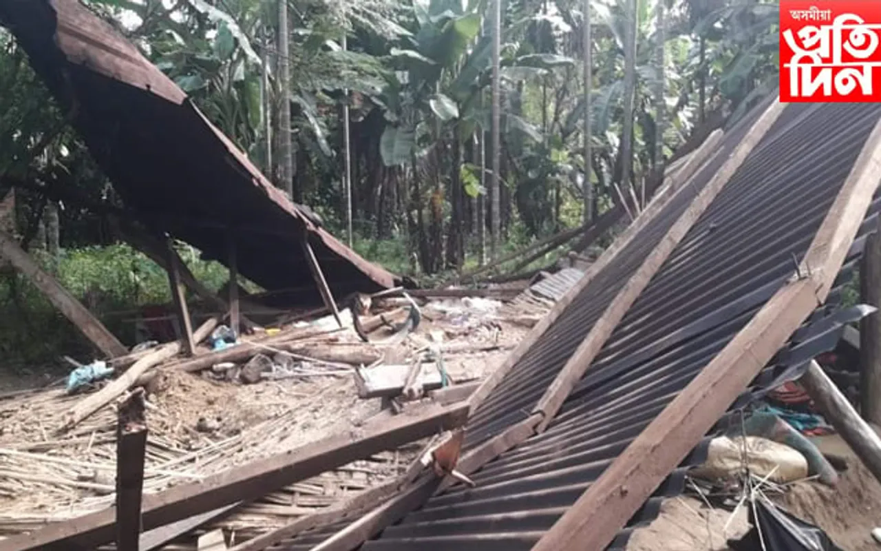 বকোত বনৰীয়া হাতীয়ে ভাঙি লণ্ড ভণ্ড কৰিলে ঘৰ-দুৱাৰ...