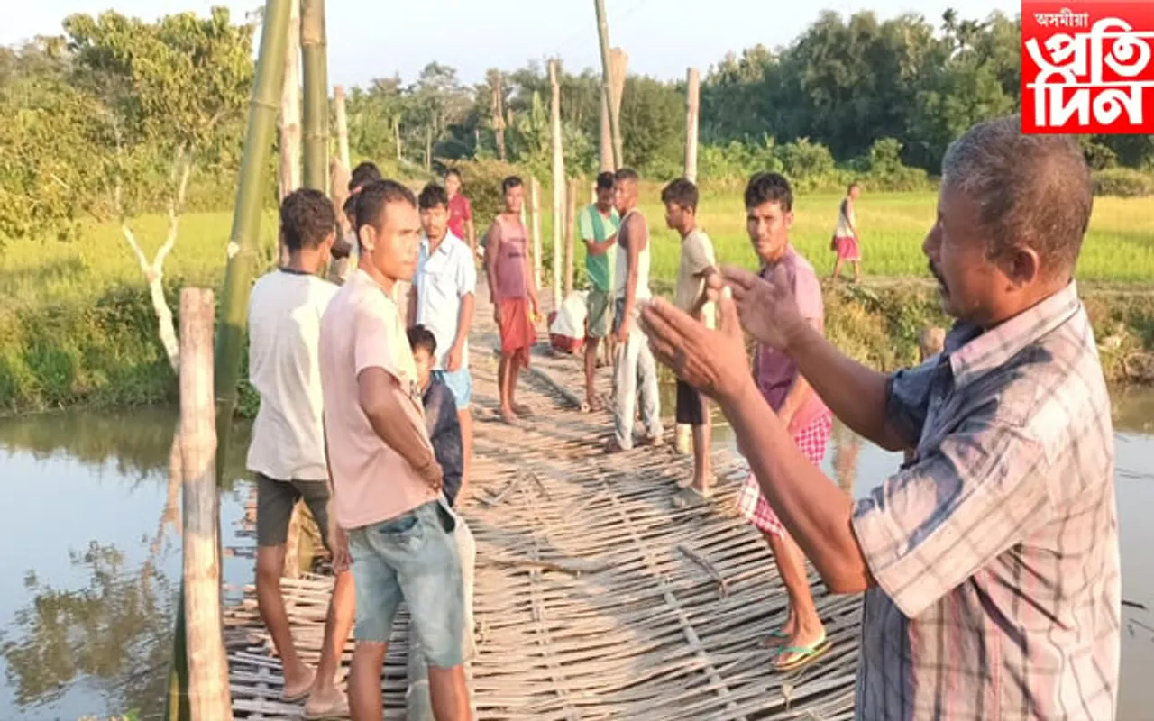 বকোৰ গ্ৰাম্য পথত ৰাইজে সাজিছে বাঁহৰ সাঁকো...