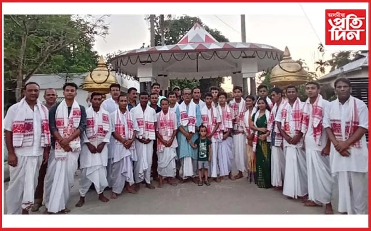 বৃন্দাবনত গুৰুজনাৰ অনুপম কলা-কৃষ্টি পৰিৱেশন কৰা বটদ্ৰৱাৰ ৱৈষ্ণৱ, শিল্পীৰ দলটিক সম্বৰ্ধনা জ্ঞাপন...