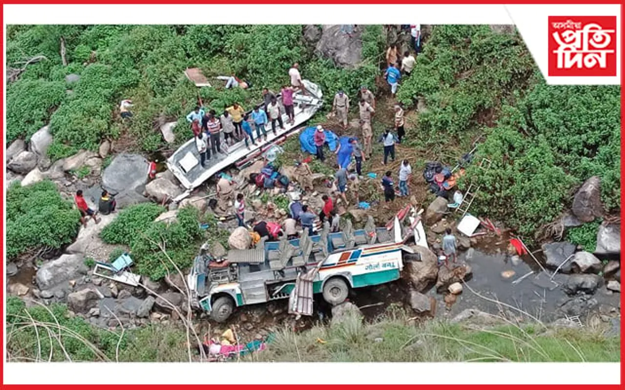 পাহাৰৰ পৰা বাগৰিল বৰযাত্ৰীৰ বাহনঃ অতি কমেও ২৫ জন লোকৰ মৃত্যু...