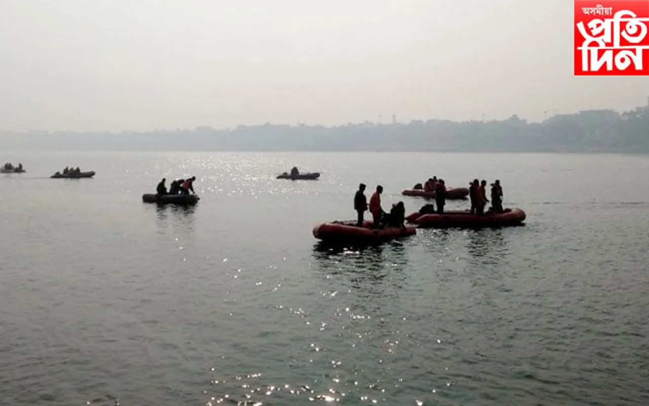 ২১ জন যাত্ৰী কঢ়িয়াই নিয়া নাও দুৰ্ঘটনাগ্ৰস্ত...