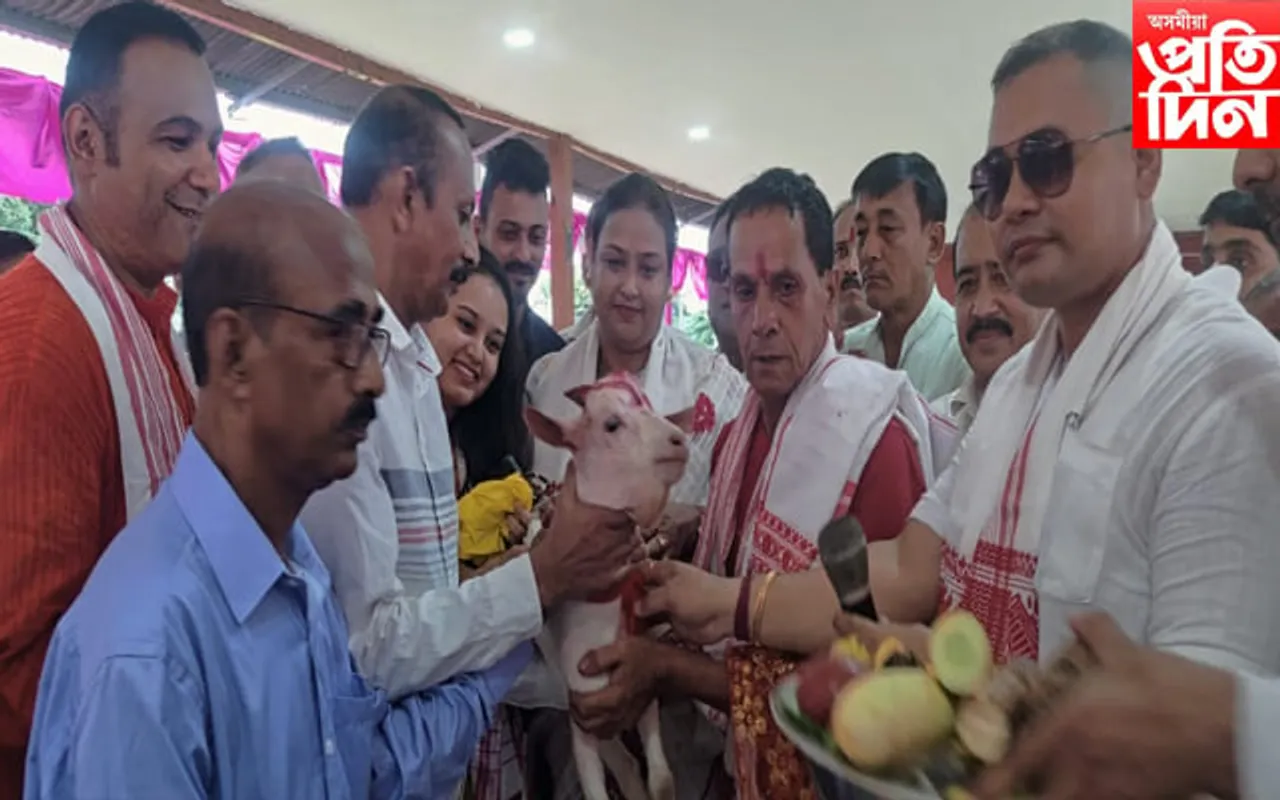 শিৱদ’ল পৰিচালনা সমিতিয়ে পূজাৰ শৰাই আগবঢ়ালে দৌল্লা পৰিয়াললৈ...