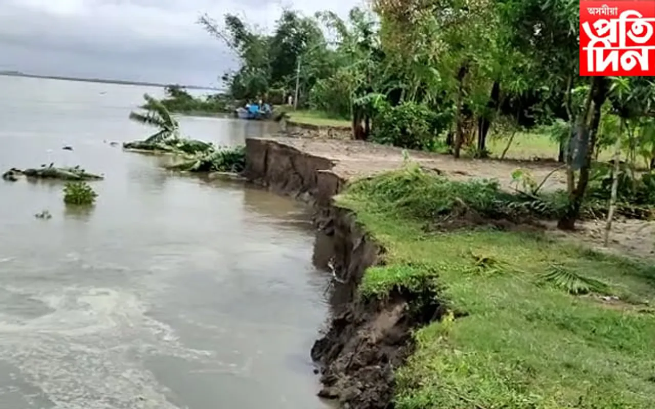 খহনীয়াই কালৰূপ ধাৰণ কৰিছে ধুবুৰী জিলাৰ সুন্দৰপাৰাত... 