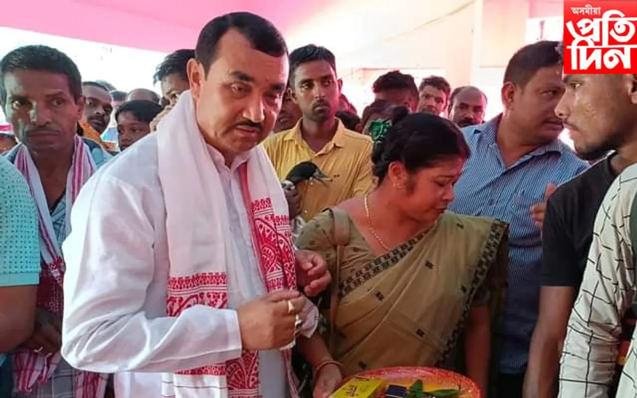 মথুৰাপুৰত দেৱীৰ চৰণত আশীষ ল’লে বিধায়ক ধৰ্মেশ্বৰ কোঁৱৰে 