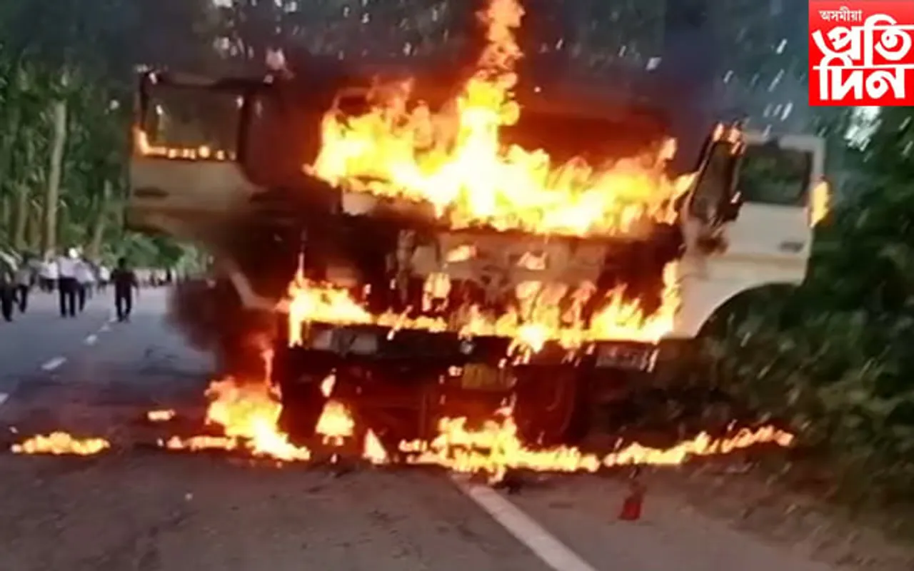 ডবকাৰ শালবাগানত দাওঁদাওঁকৈ জ্বলিল এখন শিল ভৰ্তি ডাম্পাৰ...