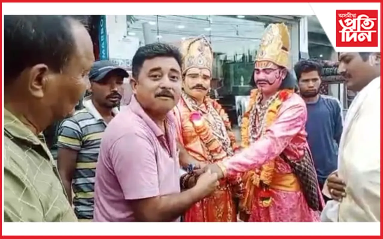 শিৱসাগৰত ভাওনাৰ সাজ পৰিধান কৰি  চান্দা সংগ্ৰহঃ উত্তৰ প্ৰদেশৰ তিনিজনক গণ প্ৰহাৰ...