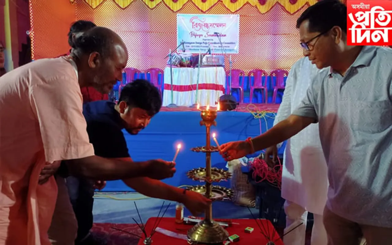 বাসুগাঁৱত দুৰ্গাপূজা সমন্বয়ৰক্ষী সমিতিৰ উদ্যোগত বিজয়া সন্মিলনঃ শতাধিক লোকক সম্বৰ্ধনা...