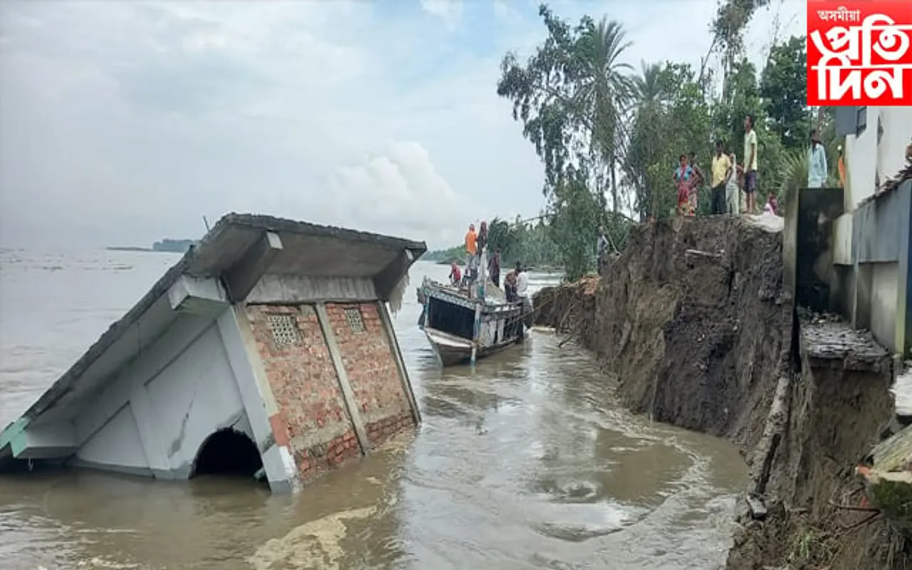 মায়ঙৰ মুৰকটাত খহনীয়াৰ ভয়ংকৰ ৰূপ, নৈত জাহ গ'ল গাঁওখনৰ দুৰ্গা মন্দিৰ...