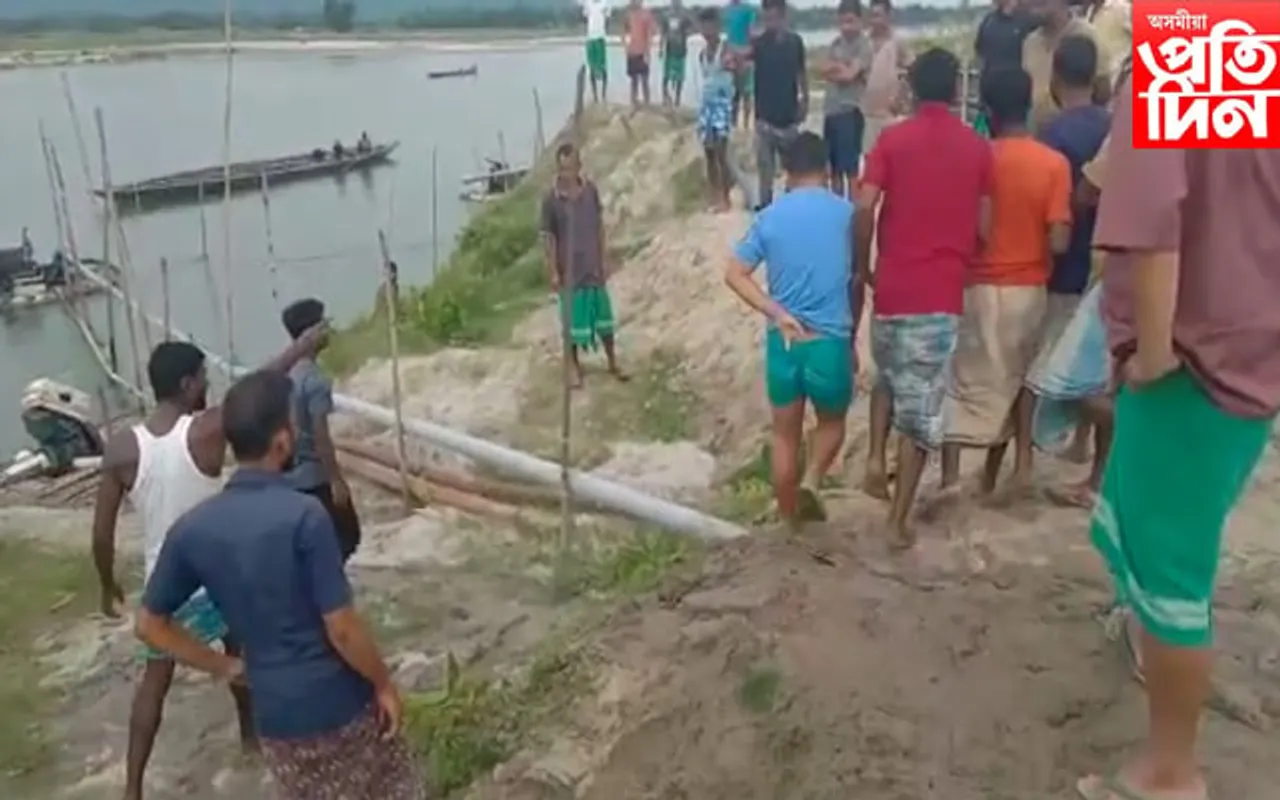 অবৈধ বালি খনন বন্ধ কৰিবলৈ যোৱা স্থানীয় লোকক আক্ৰমণ বালি মাফিয়াৰ...