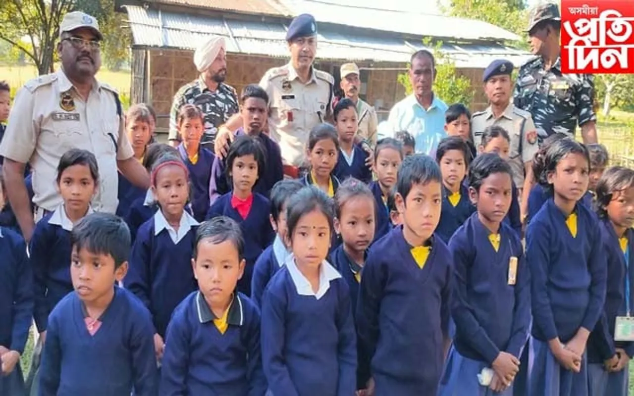 লাচিত বৰফুকনৰ জন্ম জয়ন্তী উপলক্ষে ছাত্র ছাত্ৰীৰ মাজত ছুৱেটাৰ বিতৰণ...
