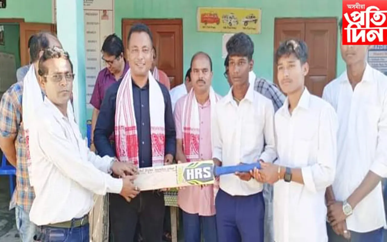 মাজবাট উঃ মাঃ বিদ্যালয়ত ক্ৰীড়া সামগ্ৰী বিতৰণ বিধায়ক চৰণ বড়োৰ...