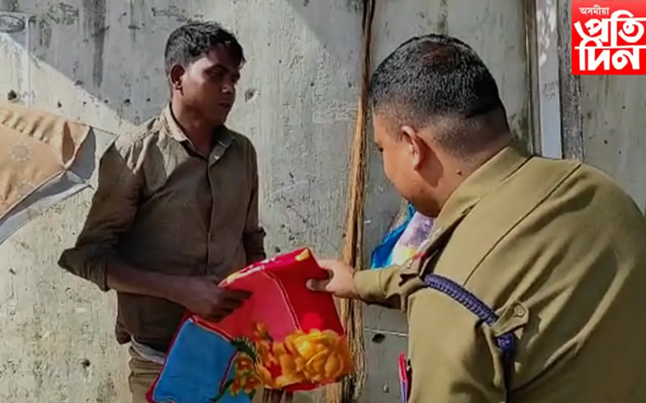 লাচিত বৰফুকনৰ ৪০০ বছৰীয়া জন্ম জয়ন্তী উপলক্ষে পদপথৰ লোকক বস্ত্ৰ বিতৰণ আৰক্ষীৰ