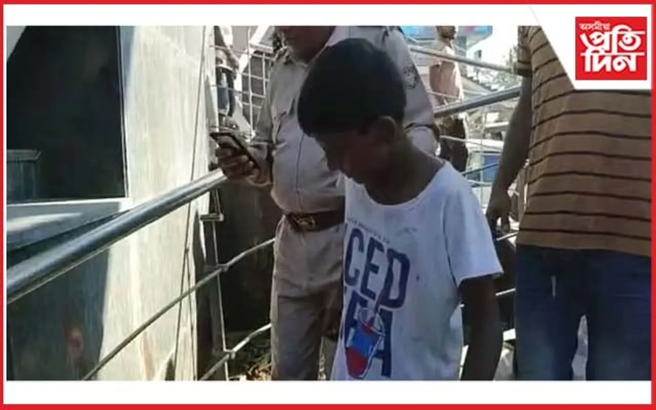 মহানগৰীৰ আদাবাৰীৰ ফুট ব্রীজত থকা লিফটত প্ৰায় ১ ঘন্টা ধৰি আৱদ্ধ এটি শিশু...
