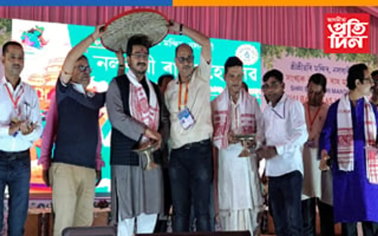 নলবাৰীৰ ৰাস মহোৎসৱত উপস্থিত সাদিন প্ৰতিদিন গোষ্ঠীৰ সঞ্চালক ঋষি বৰুৱা