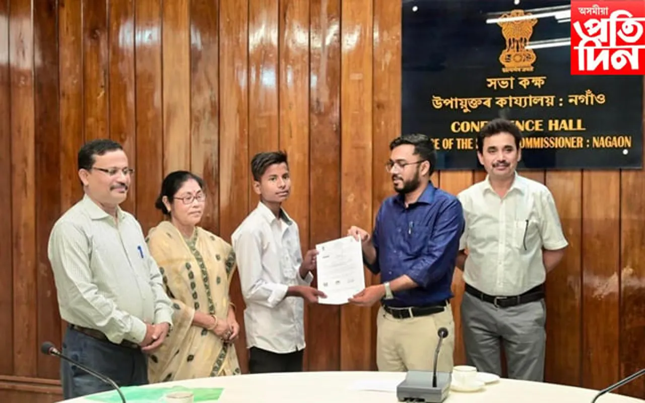 নগাঁৱত 'মিছন ভূমিপুত্ৰ' আঁচনিৰ অধীনত ছাত্ৰ-ছাত্ৰীক জাতিগত প্ৰমাণ পত্ৰ বিতৰণ... 