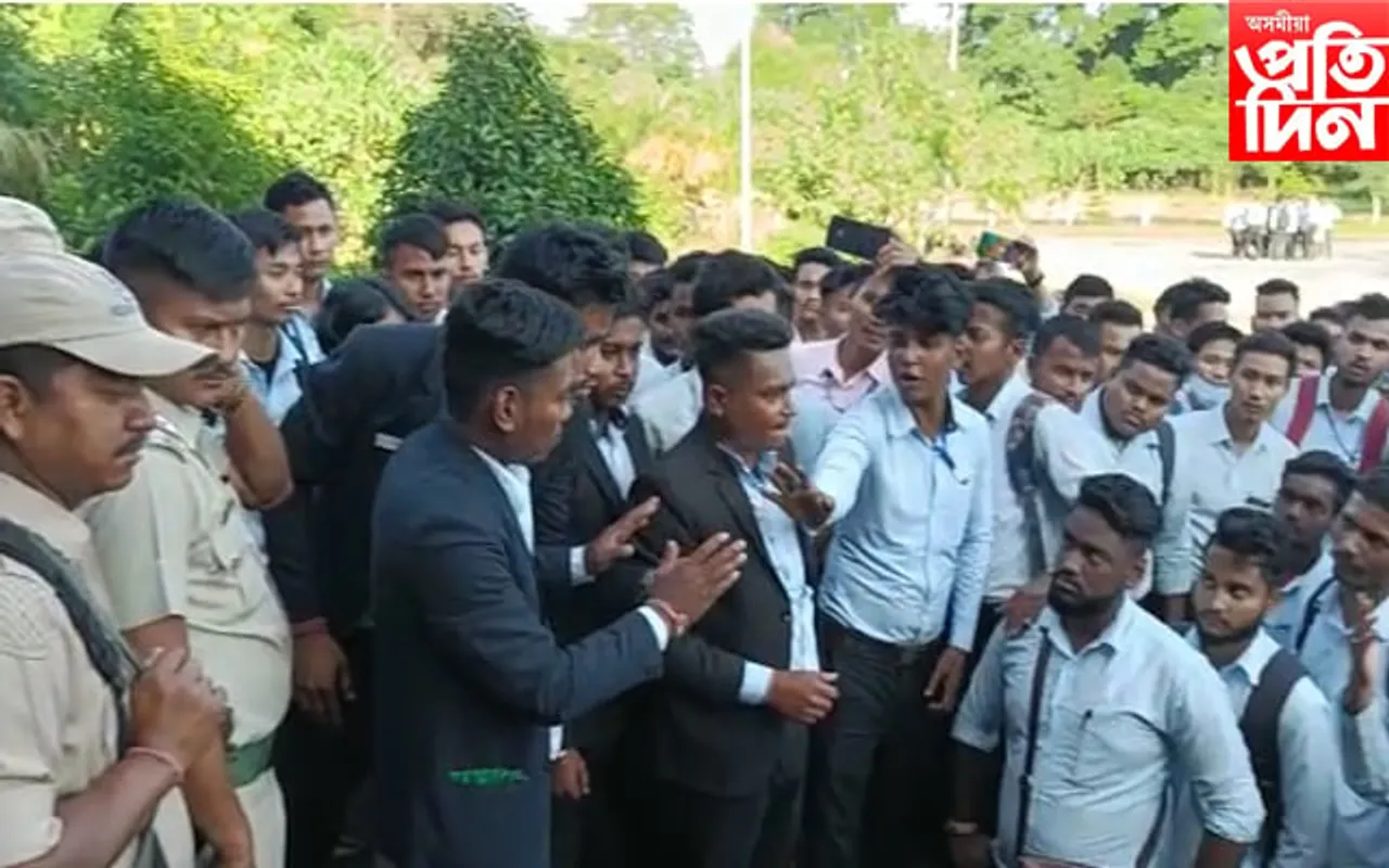 বড়োলেণ্ড বিশ্ববিদ্যালয়ৰ সদ্যঘোষিত পৰীক্ষাৰ ফলাফলক লৈ অসন্তুষ্ট ছাত্ৰ-ছাত্ৰী...