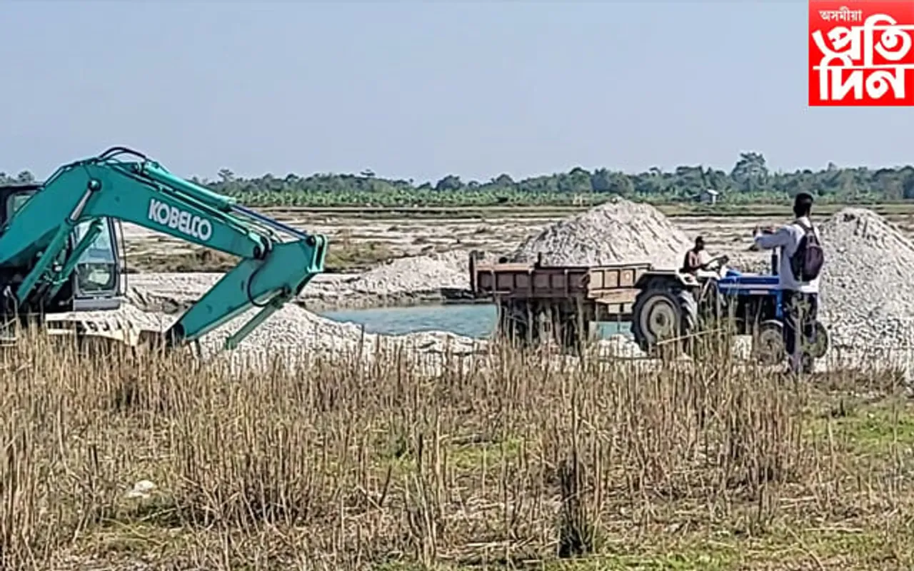  আই নৈৰ বুকুত  শিল-বালিৰ অবৈধ খনন কাৰ্য