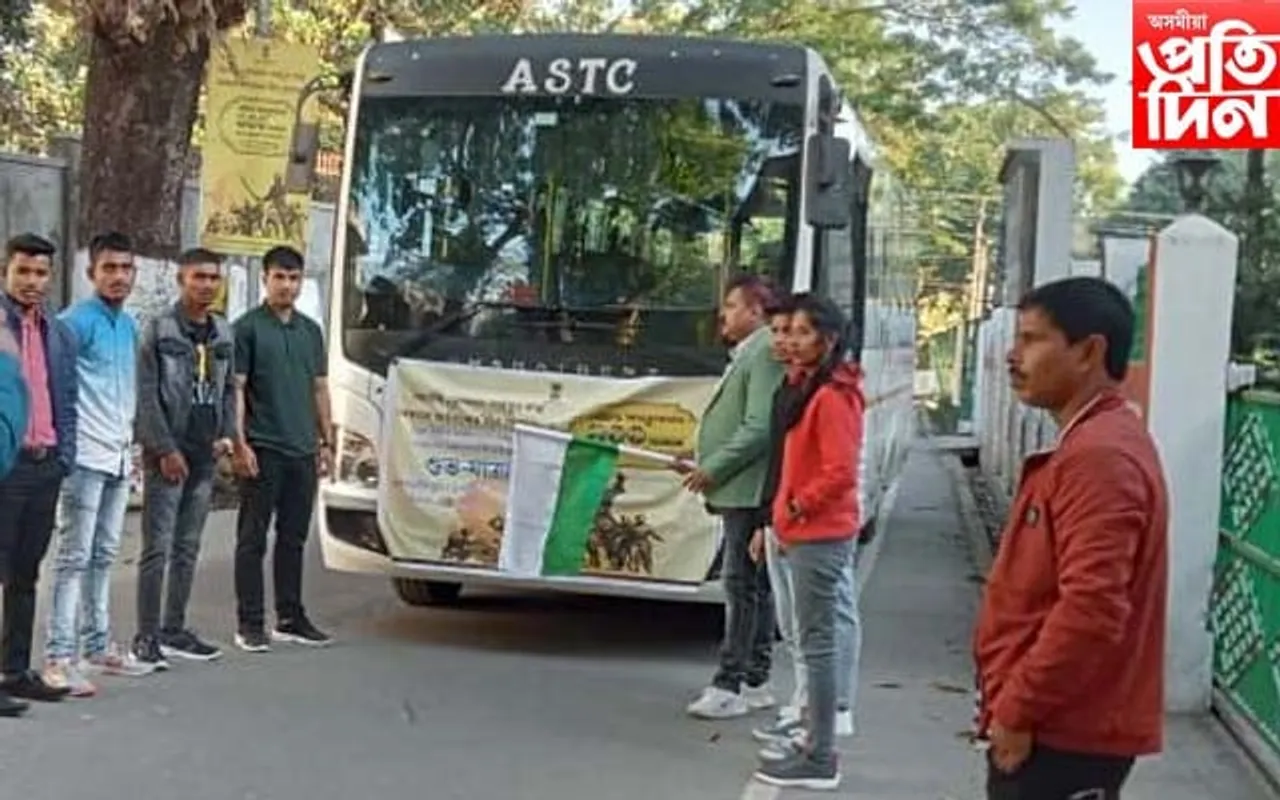 নতুন দিল্লীত লাচিত দিৱসত অংশগ্ৰহণৰ বাবে ৰাওনা ধুবুৰীৰ শিক্ষাৰ্থী...