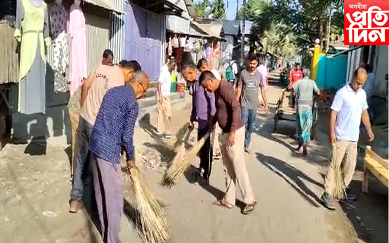 হাটশিঙিমাৰীত লাচিত দিৱস  উপলক্ষে আৰক্ষী-জনতাৰ চাফাই অভিযান