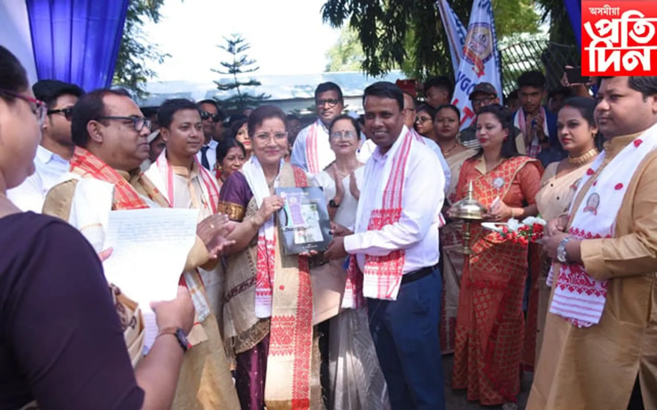 নগাঁৱৰ মিছন স্কুলৰ ১৭৫ বছৰীয়া জয়ন্তীঃ বৰ্ণিল সাংস্কৃতিক শোভাযাত্ৰা...