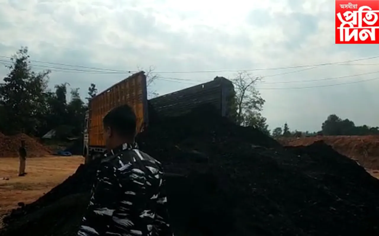 অবৈধ কয়লা ভৰ্তি ট্ৰাক জব্দ...