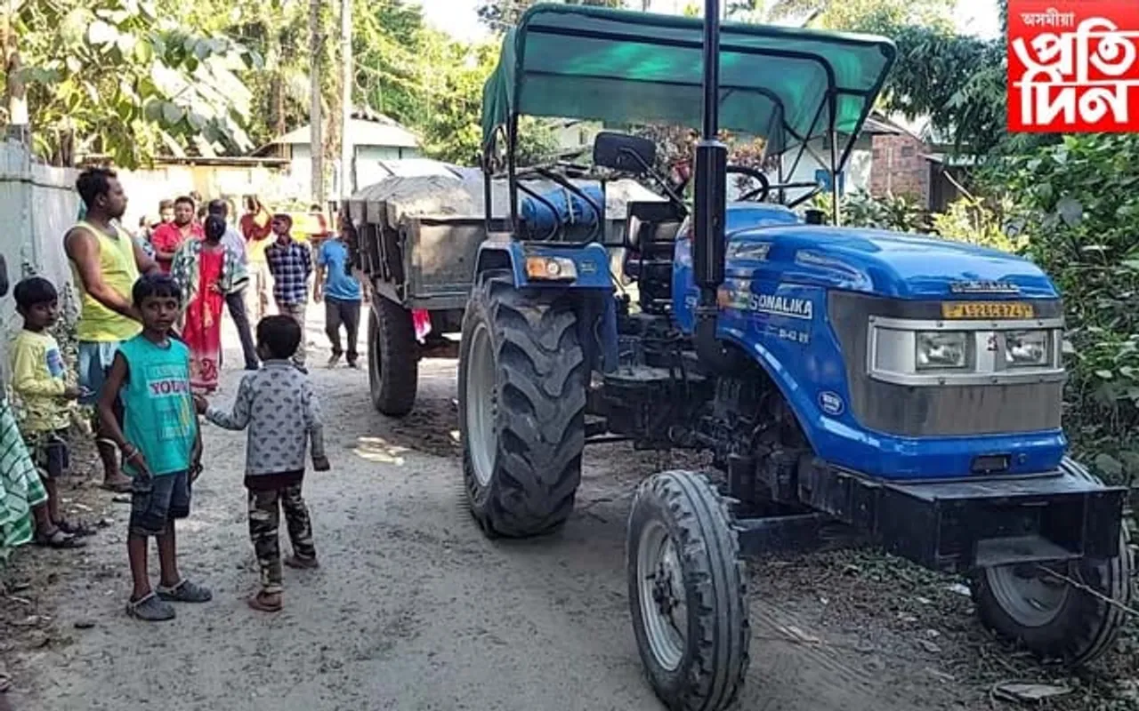চিৰাঙত অবাধে শিল বালি কঢ়িয়াই পথ বিধ্বস্ত কৰা ট্ৰেক্টৰৰ বিৰুদ্ধে ৰাইজৰ প্ৰতিবাদ...