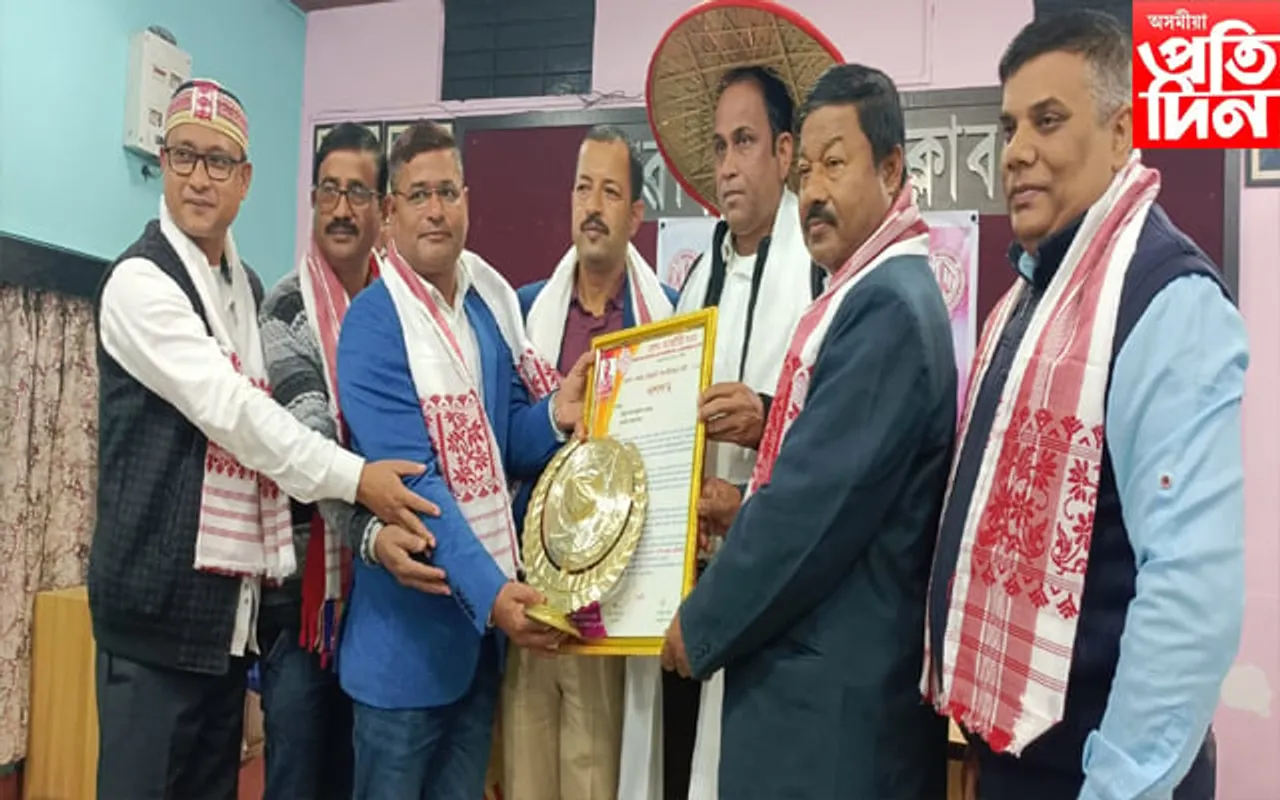 সাংবাদিক কন্দৰ্প কুমাৰ দেবনাথক 'নৃপেন বৰুৱা সোঁৱৰণী সাংবাদিকতা বঁটা-২০২২'