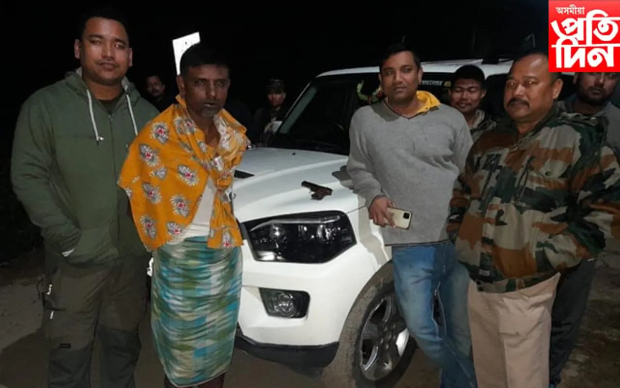 নগাঁৱত মাৰণাস্ত্ৰসহ সজীৱ গুলী উদ্ধাৰ: পাঁচজনক গ্ৰেপ্তাৰ  