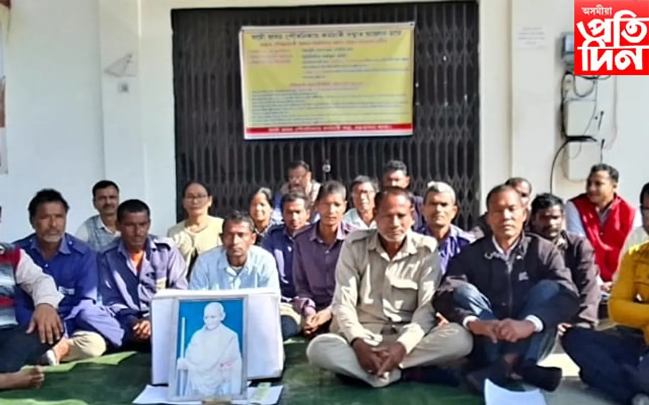 ঢকুৱাখনাত পৌৰ নিকায় কৰ্মচাৰীৰ সৰ্বাত্মক ধৰ্মঘটত অচল পৌৰ সভা 