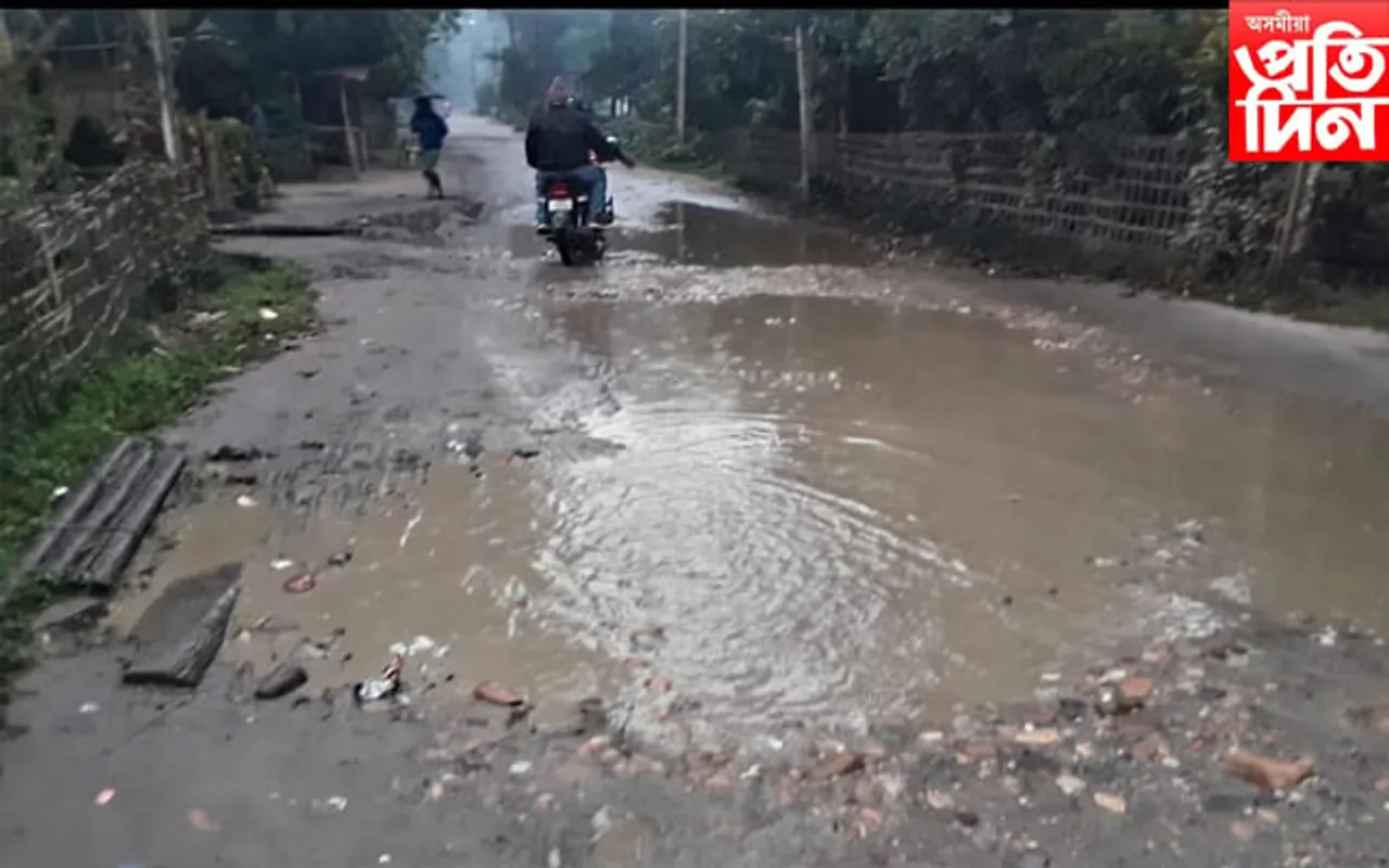 মৰণ ফাণ্ডলৈ পতিত ঢকুৱাখনাৰ এটা ব্যস্ত লোকনিৰ্মাণ পথ