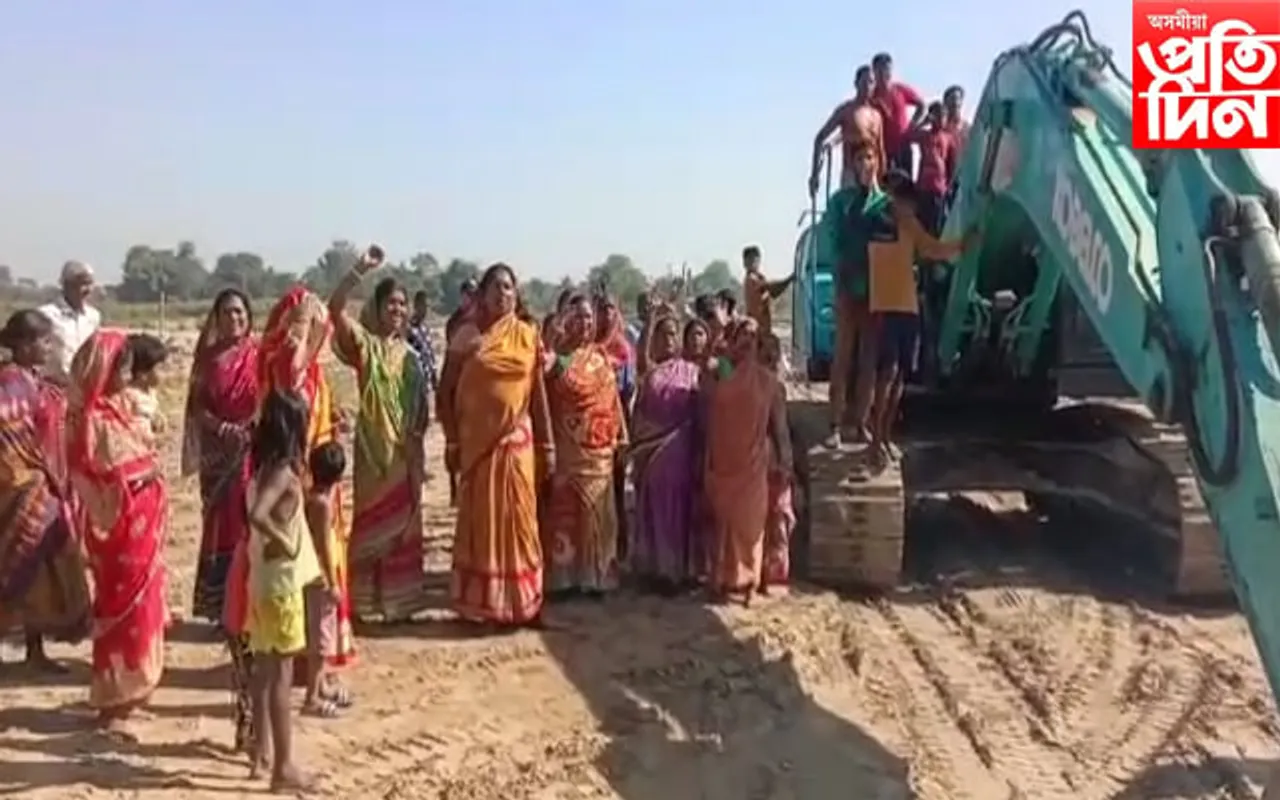 অবৈধ মাটি খননৰ বিৰুদ্ধে মঙলদৈত ওলাই আহিল জনতা...