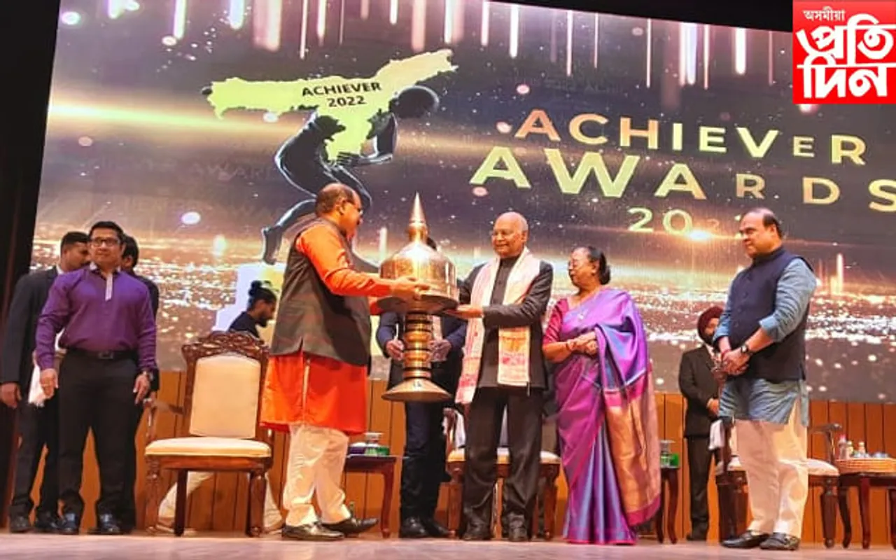 দৃষ্টিহীন শিক্ষাৰ্থীৰ শিক্ষালৈ যুগান্তকাৰী অৱদানঃ বিনামূলীয়াকৈ বিতৰণ হেমকোষৰ ব্ৰেইল সংস্কৰণ... 
