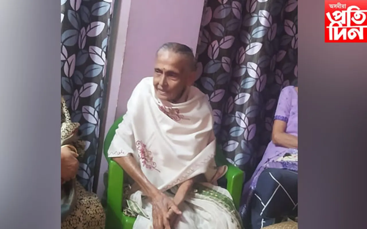আনন্দ নগৰৰ মহিলা সমিতিৰ প্ৰতিষ্ঠাপক সভানেত্ৰী  উষা ৰাণী বৰপূজাৰী আৰু নাই...