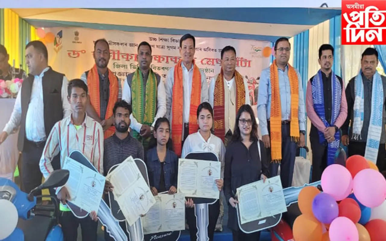 চিৰাঙত ড০ বাণীকান্ত কাকতি মেধা বঁটা হিচাপে ৩৪৩ গৰাকী ছাত্ৰ -ছাত্ৰীৰ মাজত স্কুটী বিতৰণ