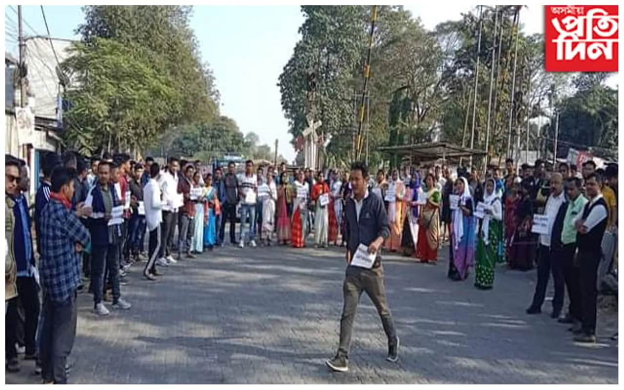 কলেজীয়া ছাত্ৰক প্ৰহাৰক কেন্দ্ৰ কৰি উত্তপ্ত মাকুম
