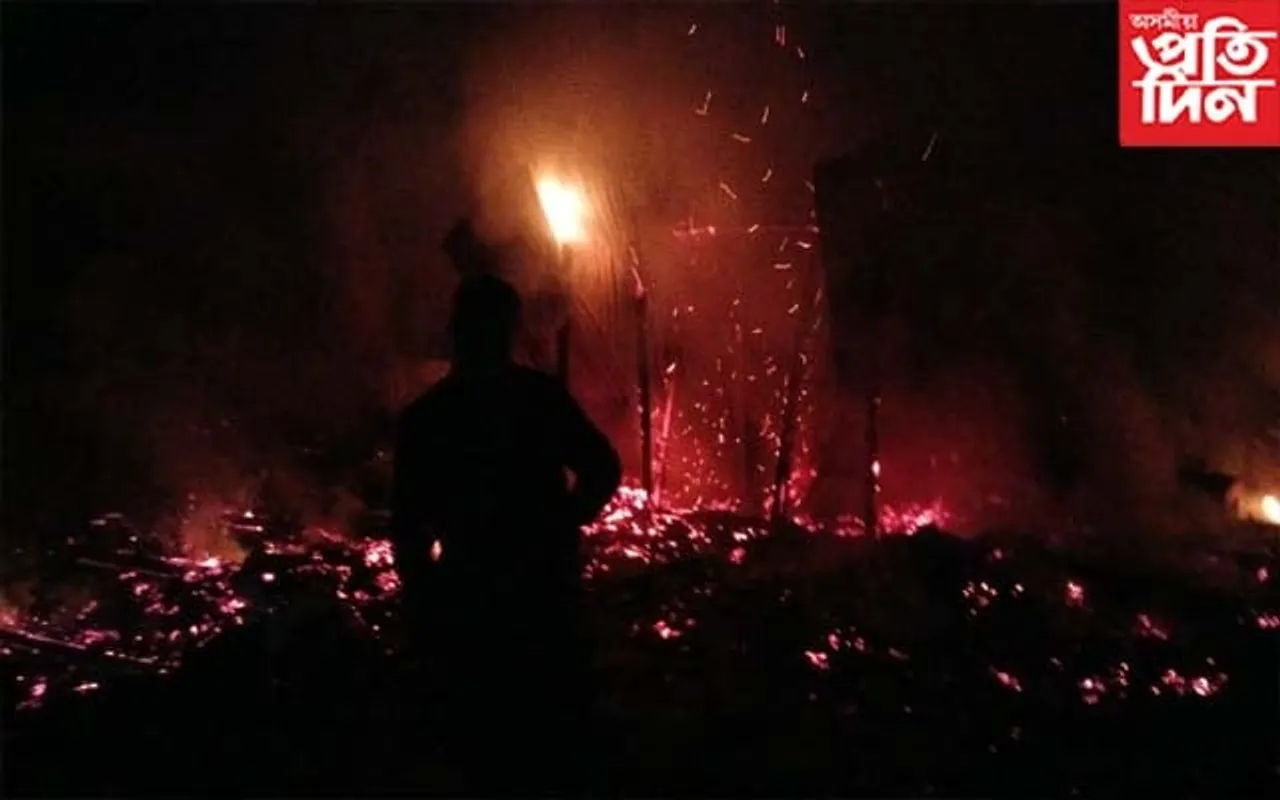 বান্দৰদেৱাৰ মধুপুৰত অগ্নিকাণ্ড, জুইত জাহ গ'ল বাসগৃহ...