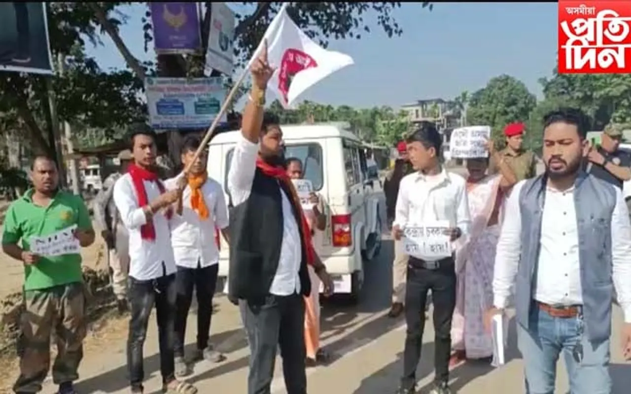 উৰিয়াগাঁৱত আছুৰ প্ৰতিবাদ, কেন্দ্ৰীয় মন্ত্ৰী নীতিন গাডকাৰীৰ প্ৰতিকৃতি দাহ...