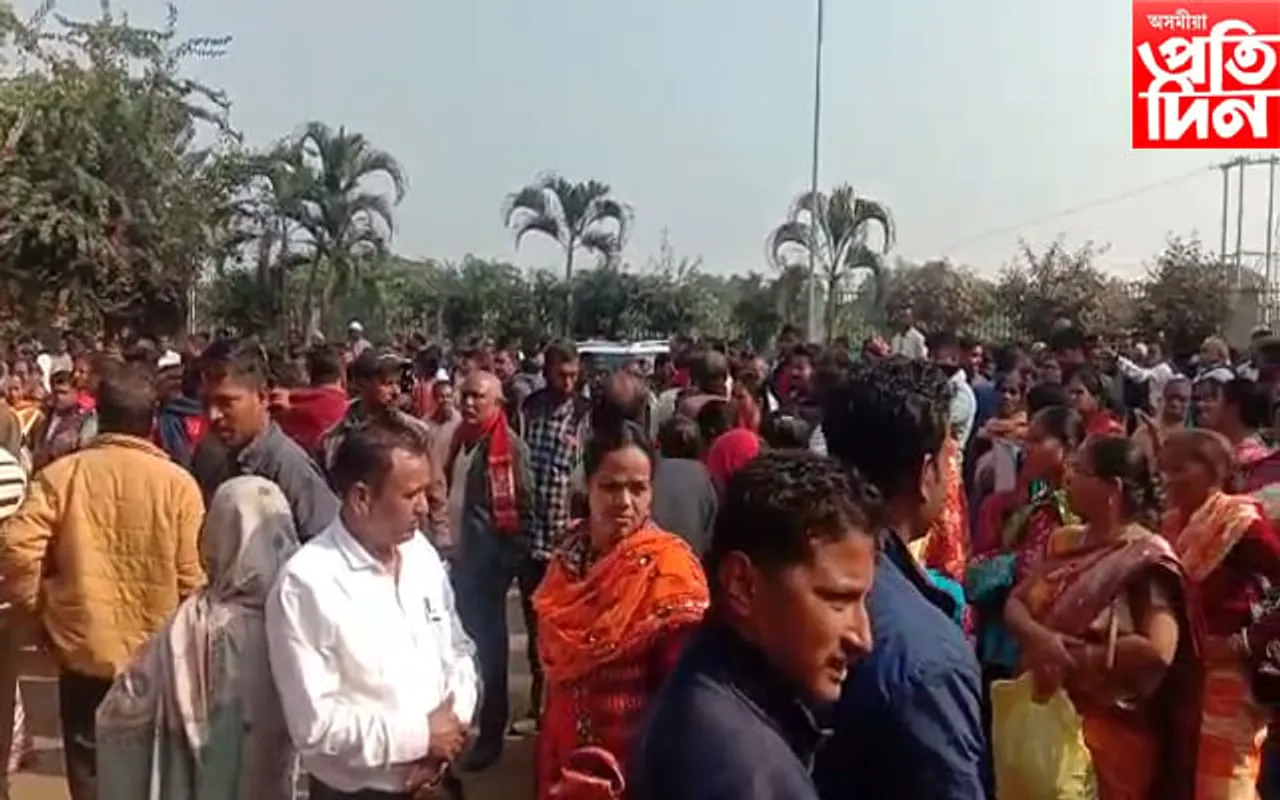হাজাৰ হাজাৰ লোকে ঘেৰাও কৰিলে লামডিং ৰেলৱে মাণ্ডলিক প্ৰৱন্ধকৰ কাৰ্যালয়