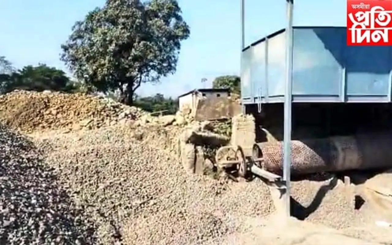 ক্ৰেছাৰ মেচিনত বিজুতিঃ তিনি শ্ৰমিক গুৰুতৰভাৱে আহত...