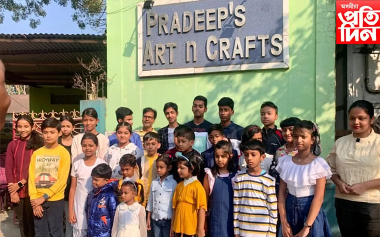 ১৪ টাকৈ সোণৰ পদক আজুৰি ৰাজ্যলৈ সুনাম কঢ়িয়ালে প্ৰদীপ আৰ্ট এণ্ড ক্ৰাফ্টে... 