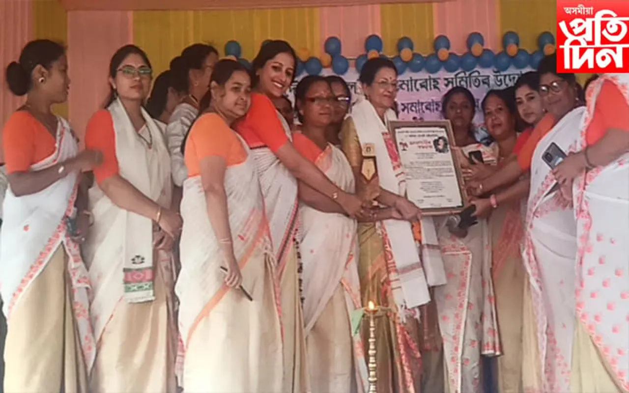 মৃত্যুঞ্জয়ী শিল্পী আইদেউ সন্দিকৈ সোঁৱৰণী শিল্পী বঁটা প্ৰদান ড০ অনিমা চৌধুৰীলৈ