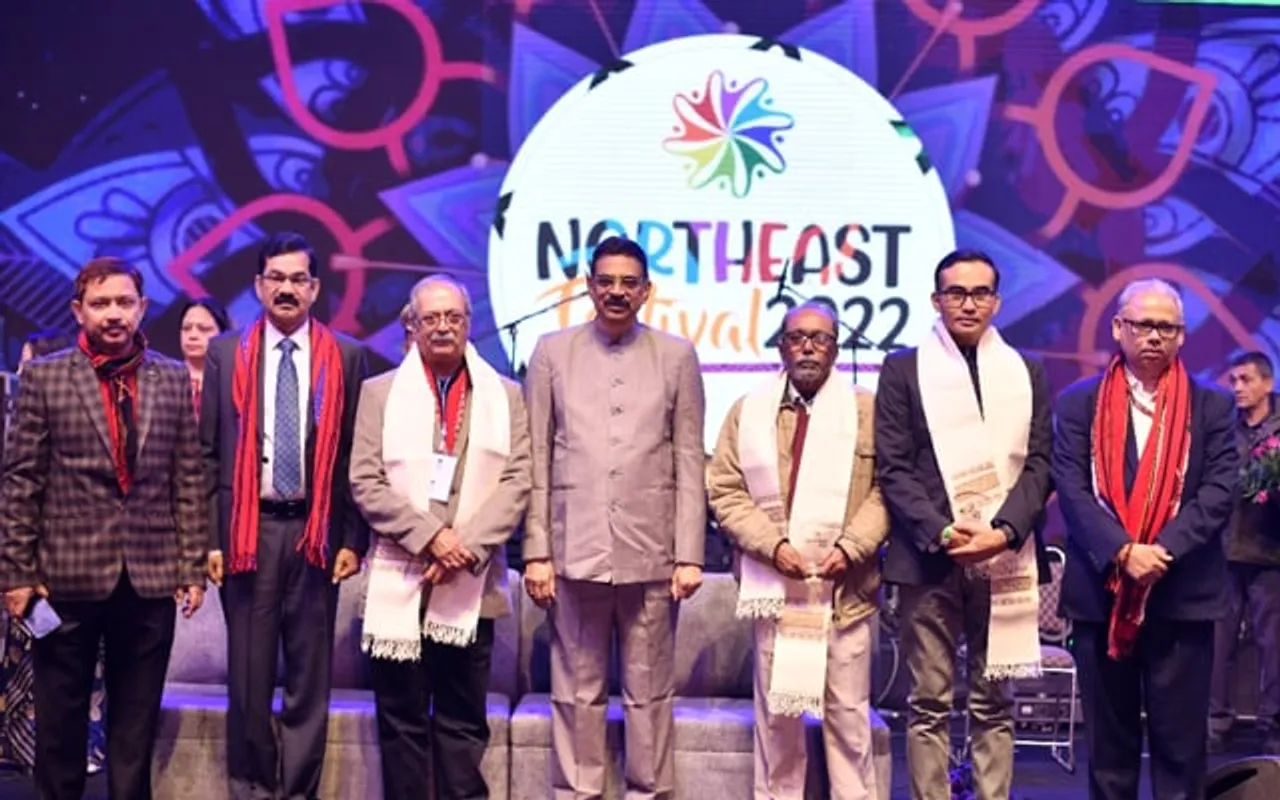 নৰ্থ ইষ্ট ফেষ্টিভেলত 'অসমীয়া প্ৰতিদিন'ৰ নতুন দিল্লীৰ ব্যুৰো চীফ আশীষ গুপ্তাসহ তিনি সাংবাদিকক সম্বৰ্ধনা...