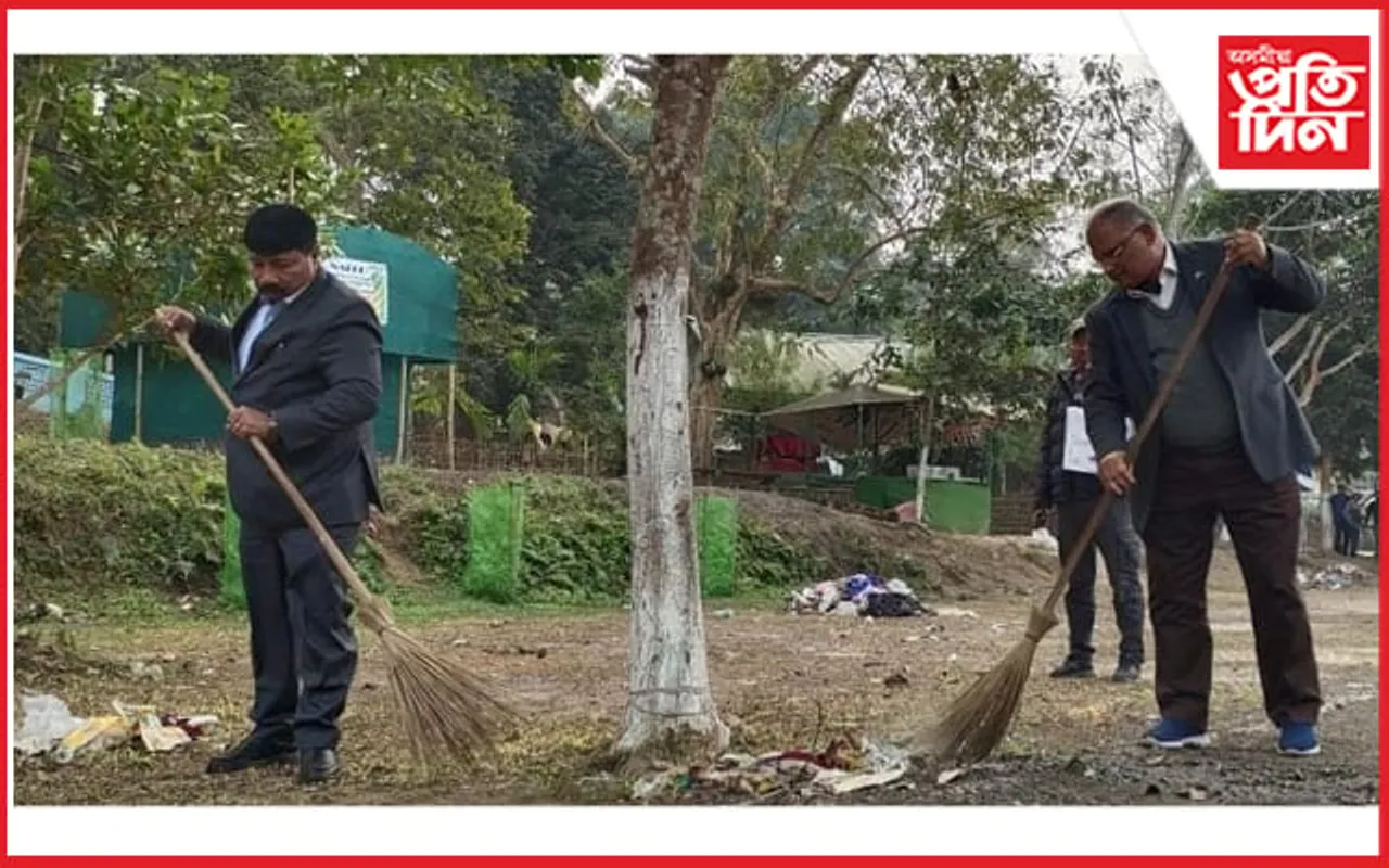 কাজিৰঙাত হাতত ঝাড়ু তুলি ল’লে মন্ত্ৰী অতুল বৰাই