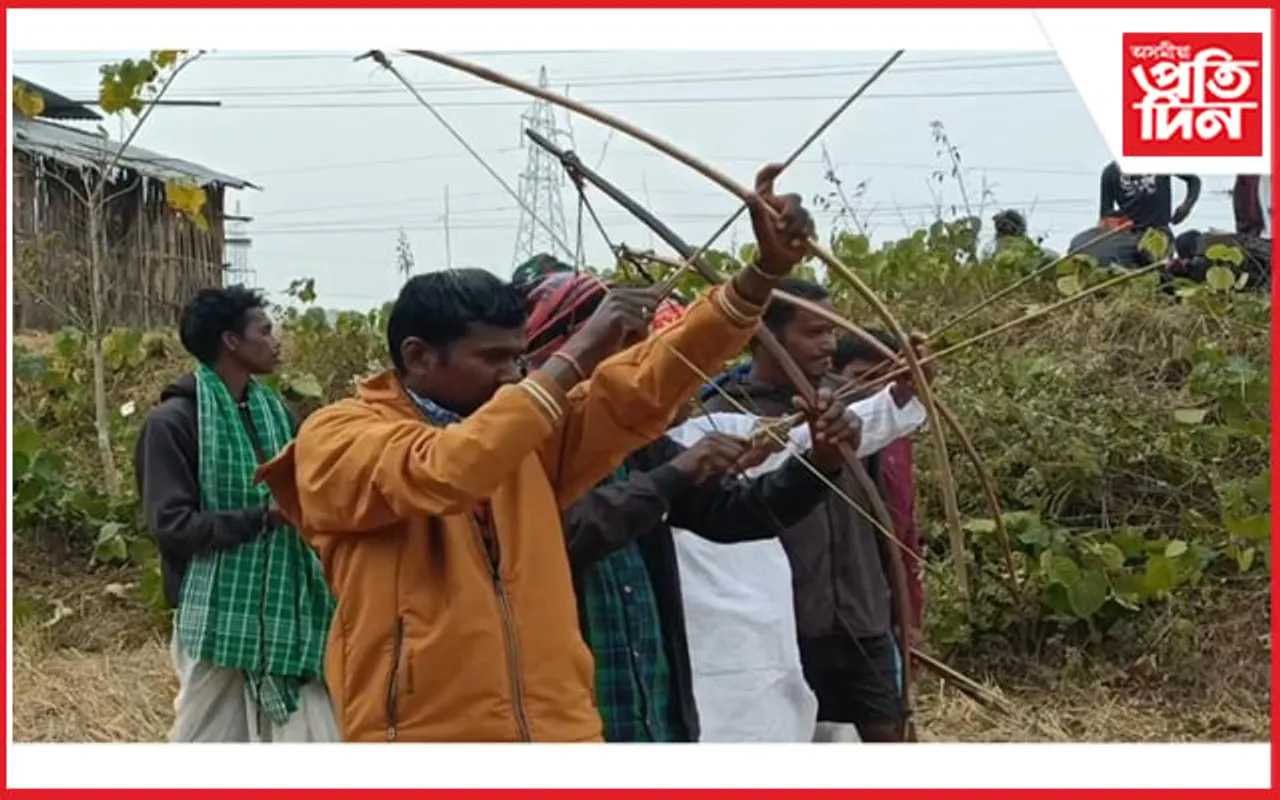 হাতত ধনু-কাড়ঁ লৈ কাজিৰঙাৰ পথাৰত এদল লোক