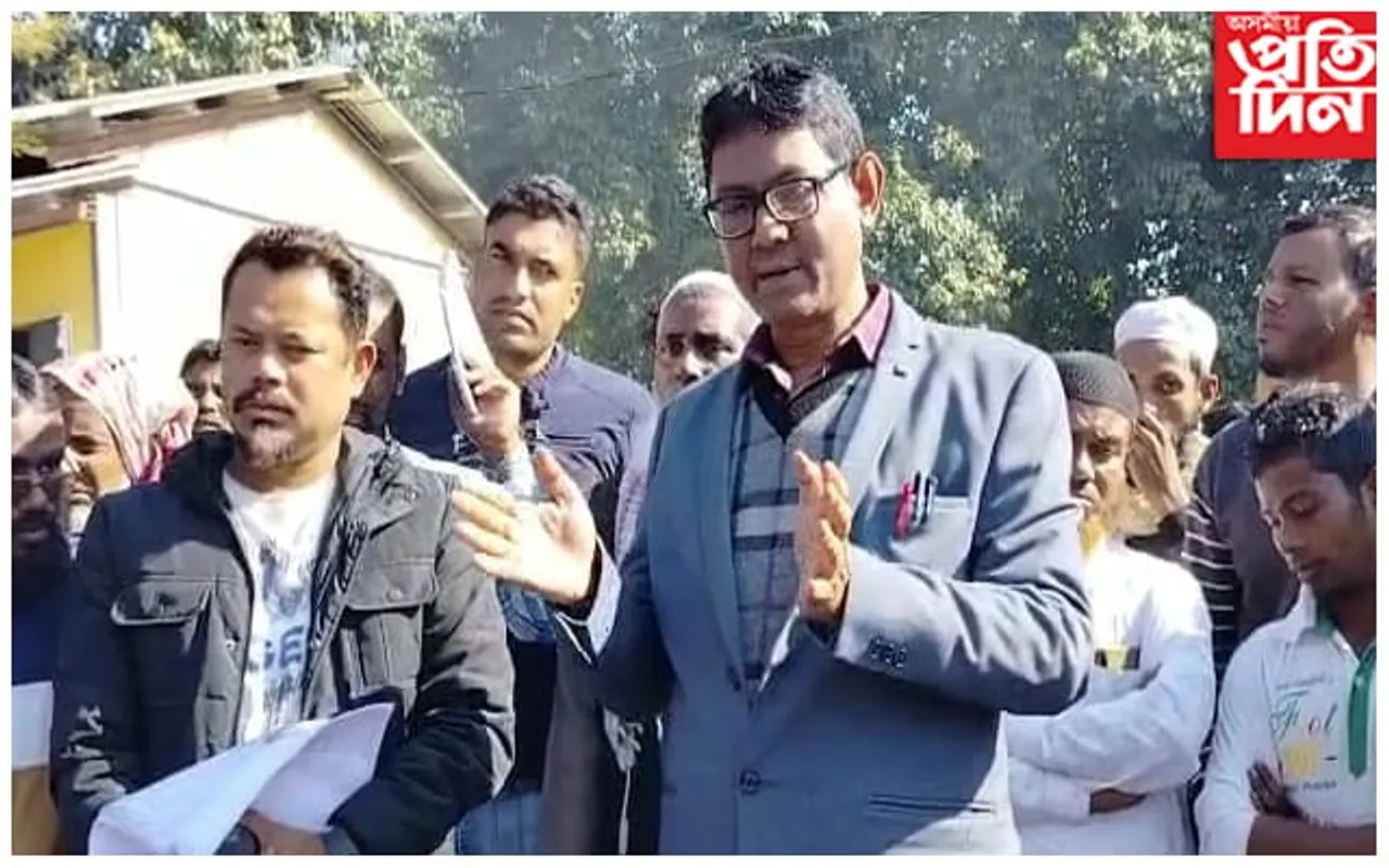 নৱ উদয় হাইস্কুলত বিজ্ঞান শিক্ষকৰ বদলিক কেন্দ্ৰ কৰি উদ্ভৱ হোৱা পৰিস্থিতিৰ বুজ ল'বলৈ উপস্থিত চিৰাঙৰ বিদ্যালয়ৰ পৰিদৰ্শক বিজয় কুমাৰ বৈষ্ণৱ