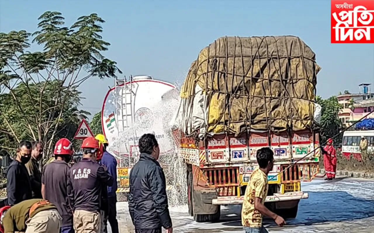 চিৰাঙত ভয়ংকৰ পথ দুৰ্ঘটনা; ইন্ধন ভৰ্তি টেংকাৰত প্ৰচণ্ড খুন্দা ট্ৰাকৰ  