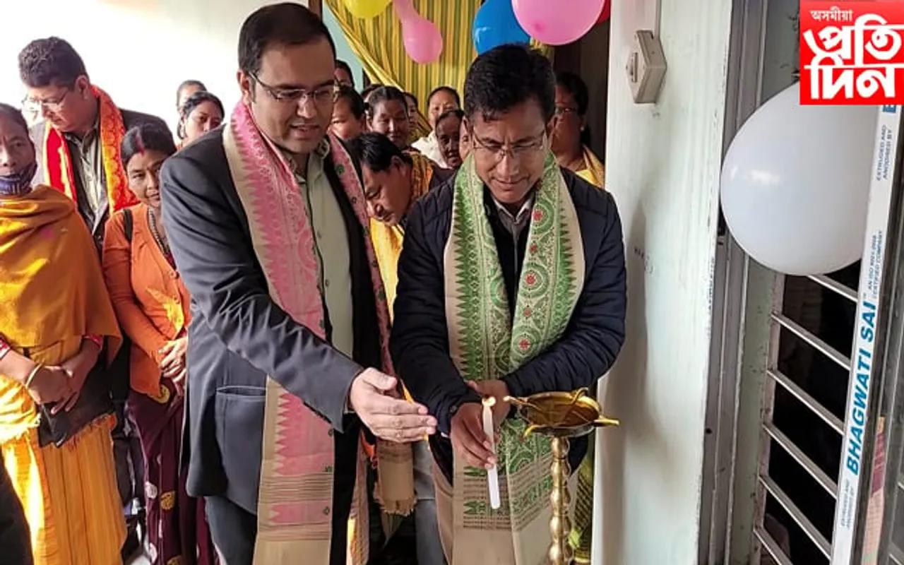 কাজলগাঁৱত শিপিনীসকলৰ পৰম্পৰাগত বস্ত্ৰ ক্রয় কেন্দ্র মুকলি
