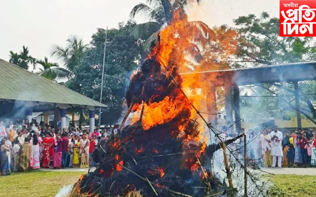 বৰপেটা সত্ৰৰ পৰম্পৰাৰে ওদালগুৰিৰ সত্ৰ-নামঘৰত মেজি প্ৰজ্বলন
