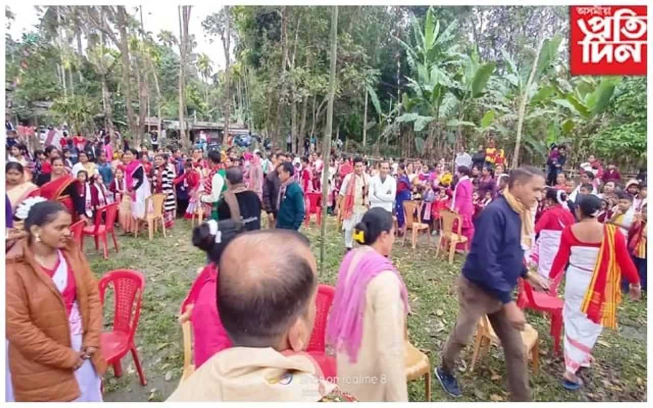 পথালিপাহাৰৰ ৰাজগড় প্ৰাথমিক বিদ্যালয়ত সমাজৰ সমূহীয়া অনুস্থানত বিশাল শোভাযাত্ৰা...
