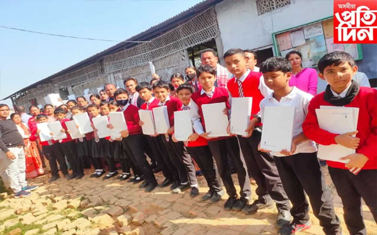 অনুসূচীত জাতি উন্নয়ন বৰ্ড নগাঁৱৰ উদ্যোগত ছাত্ৰ-ছাত্ৰীৰ মাজত অনুশীলন বহী বিতৰণ